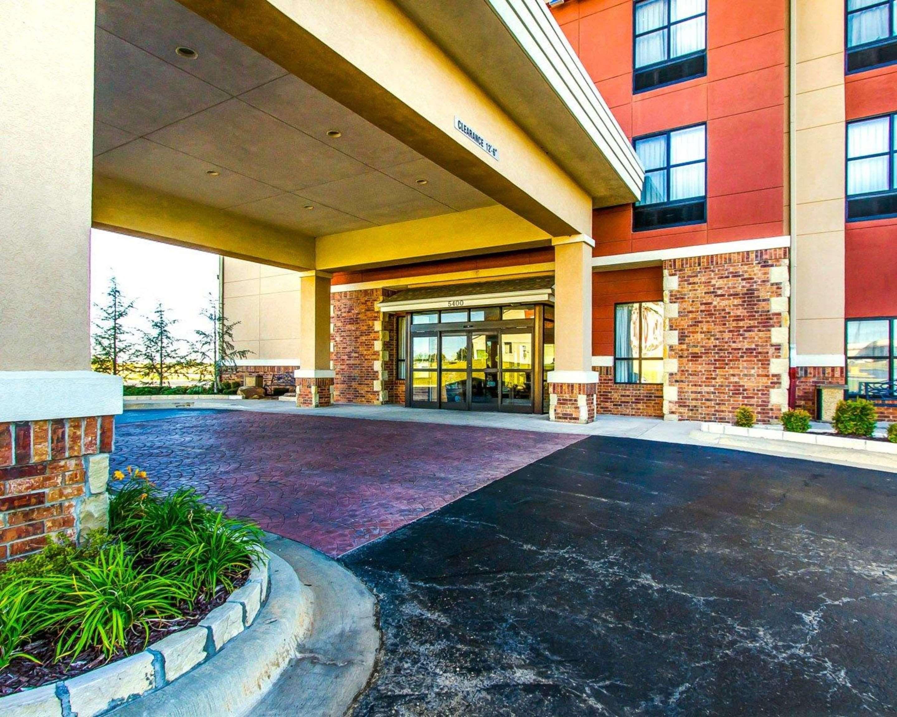 Comfort Inn & Suites Shawnee North Near I-40 Exterior photo